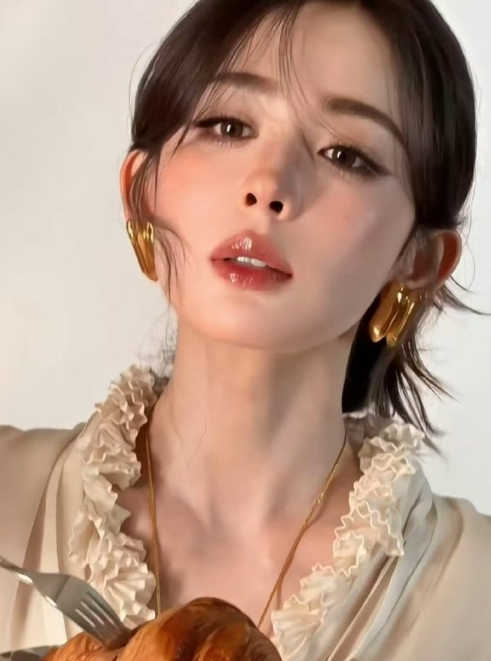  美美出击的娜扎，凭借古娜之夹让李佳琦痛到尖叫弹射，这反差名场面必须收藏 ​