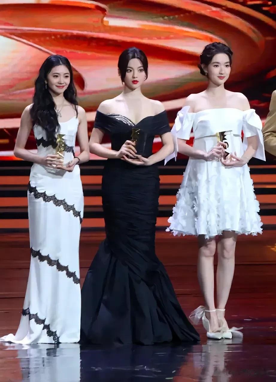 照片里，三个年轻的女明星站在一起，谁看起来更漂亮呢？ 站在c位的杨超越，五官精致