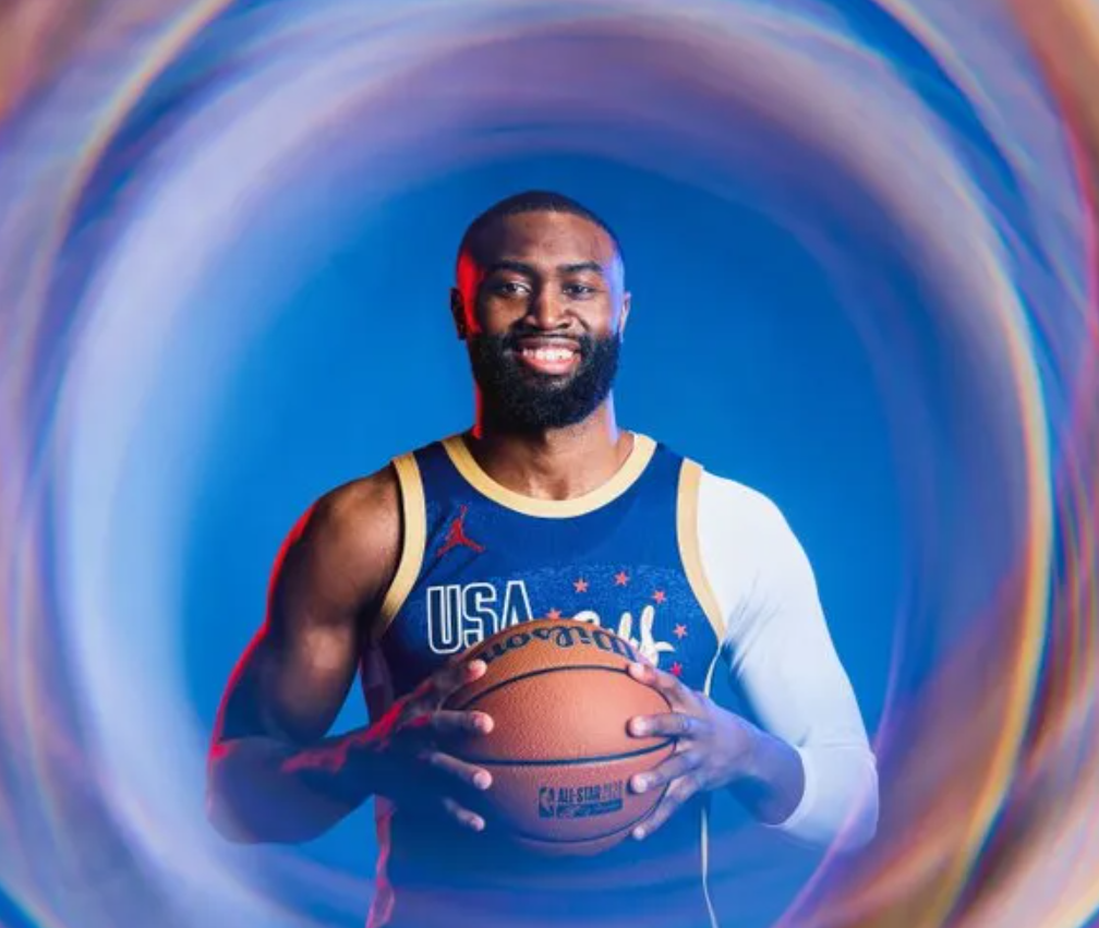 凯尔特人官方更新动态，晒出一张凯尔特人球员杰伦-布朗的定妆照与球迷分享。
“第五