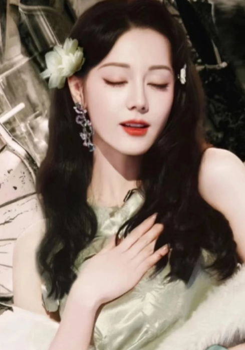 灯光璀璨，照见你汗如雨下仍咬牙坚持训练的身影