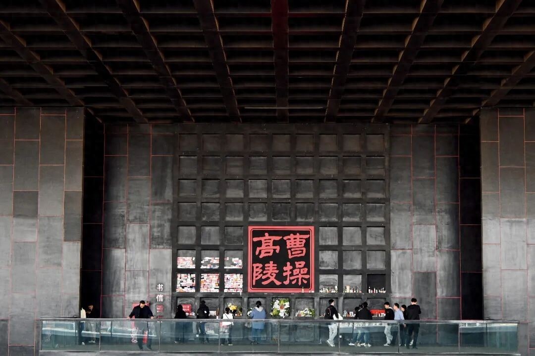 “上班怎么可能像上坟呢？明明上坟那么治愈”