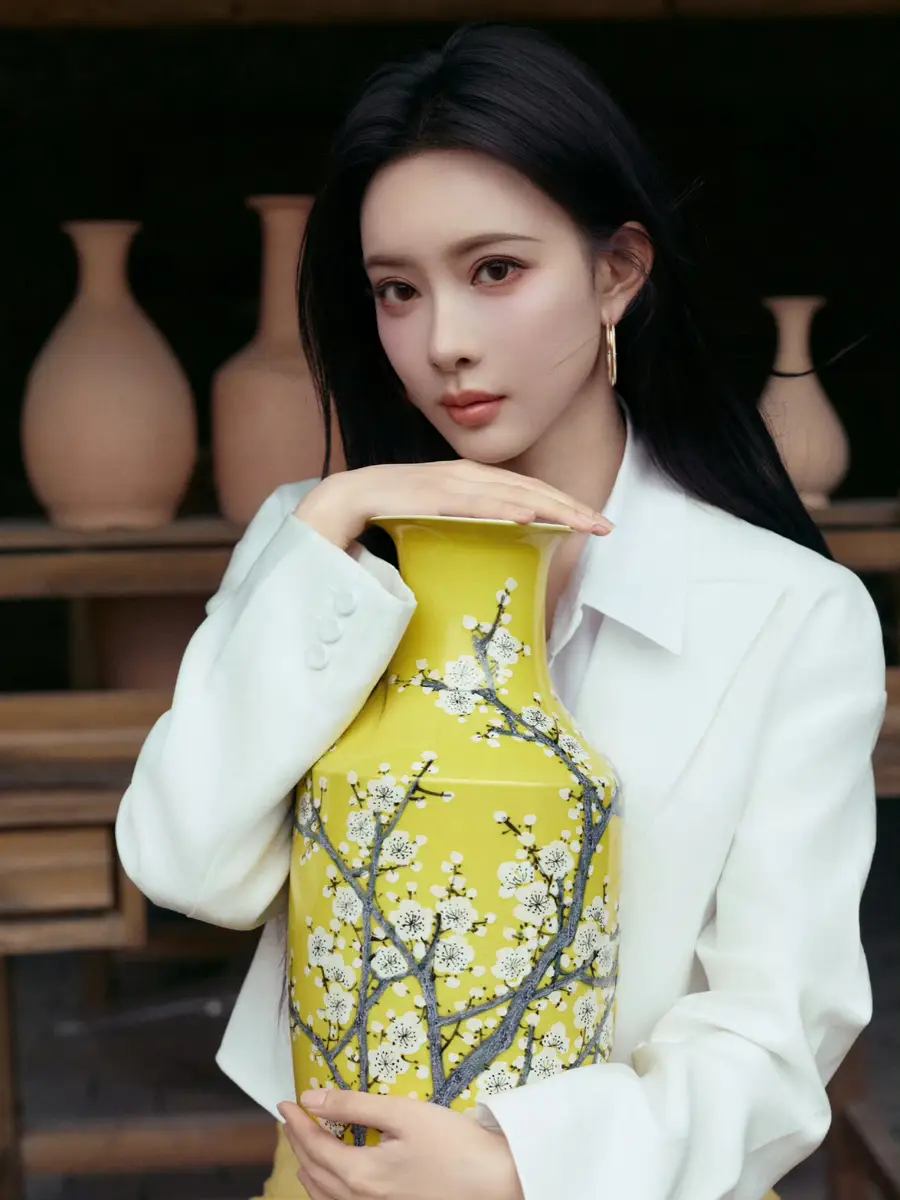 孟子义现身景德镇怀抱瓷器 白西装配黄色半裙优雅又明媚