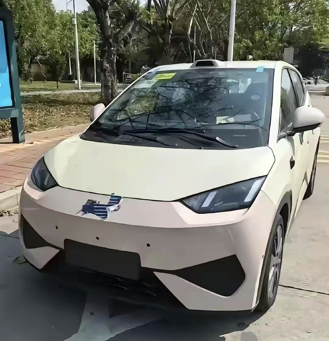 比亚迪海鸥谍照流出，最吸引人的地方就是头顶的激光雷达。6万级的海鸥装上激光雷达外