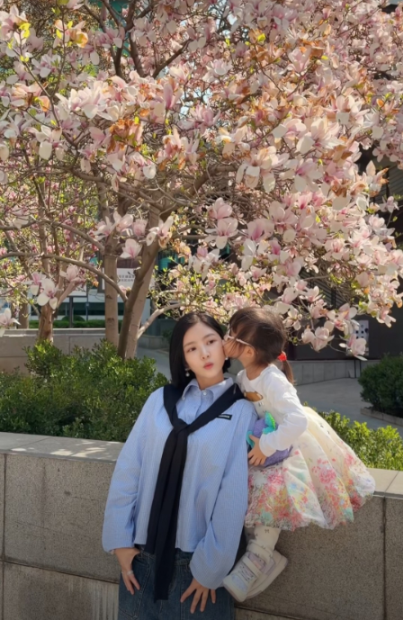 王灿与女儿在玉兰花下合影！
杜淳老婆王灿分享了一段视频，母女俩在玉兰花树下温馨互