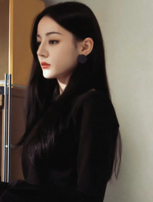 你是拥有山川河海的神明，而我是因与神明交错而发光的少女