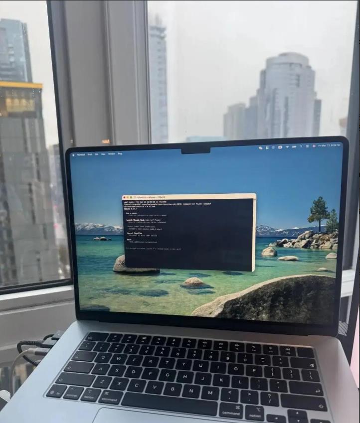 吹了半天的苹果M5芯片，结果到手一看，连个Ollama都跑不了，当时心里那股火真