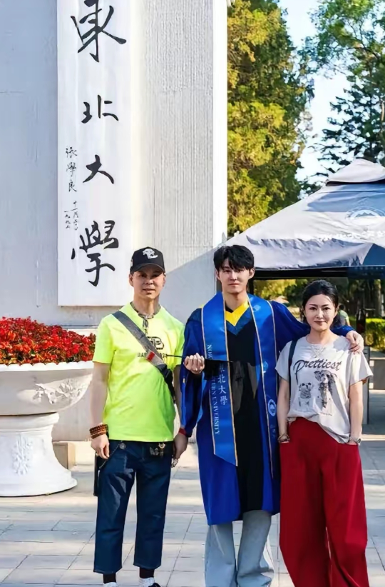 二人转演员养出了东北大学毕业的儿子。
王小虎两口子陪孩子毕业季，在学校拍照留念，