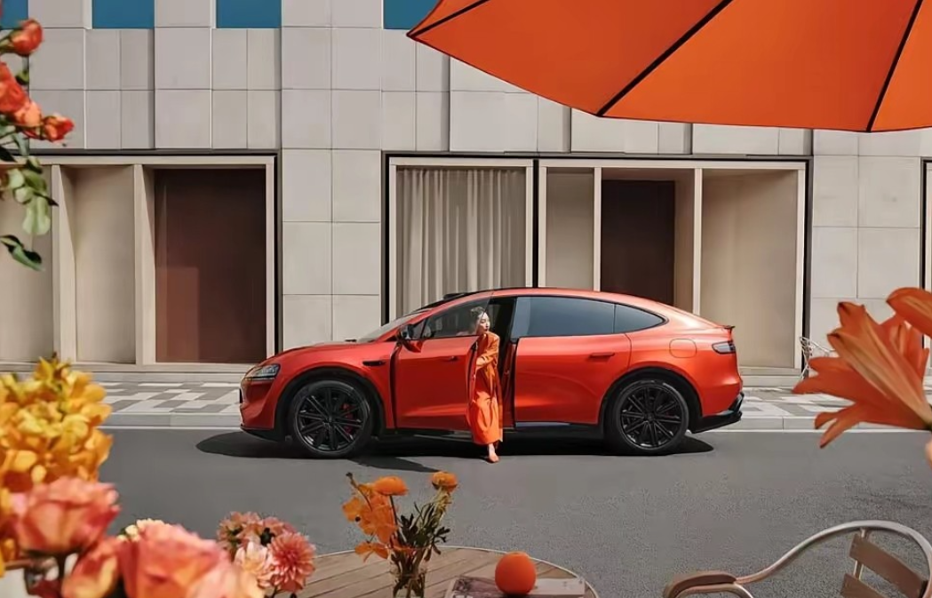 不得不说，颜值就是一块敲门砖！小米汽车卖爆了， 颜值绝对功不可没。各大车企也反应