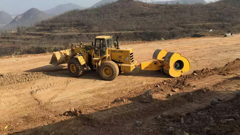 铲车拉的冲击压路机：筑牢工程地基实用装备