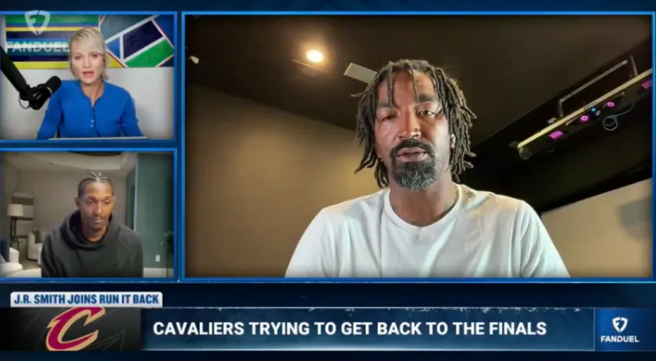 NBA季后赛次轮，骑士对阵活塞的比赛正在进行中。
前NBA球员JR-史密斯在一档