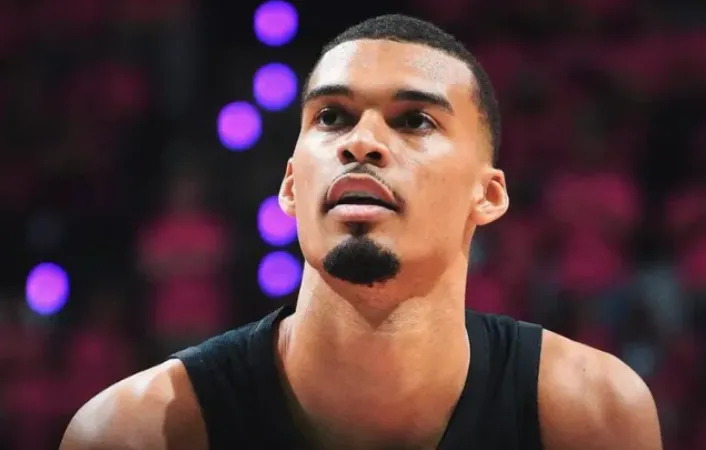 NBA季后赛，马刺对阵开拓者的比赛。

第二节比赛，文班亚马重重摔倒面部平拍地面