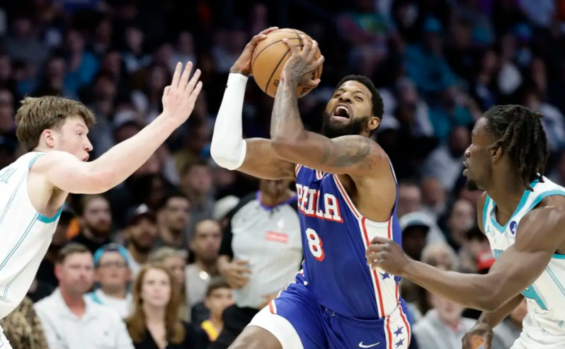 马克西复出，三巨头合体，结果被黄蜂按在地上摩擦了整整三节——这剧本，费城球迷看着