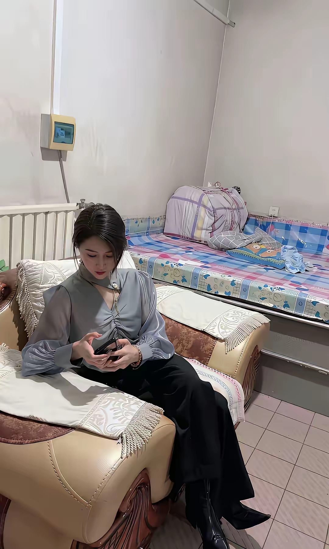 叫女朋友过来商量回去结婚，她只是沉默不语埋头玩手机，大家说怎么办？她什么意思？