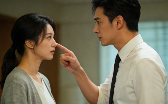 我妈总说弟弟孝顺，于是我断了每月1万2的生活费，几天后，我弟来电：姐，咱妈说你这个月忘了打钱