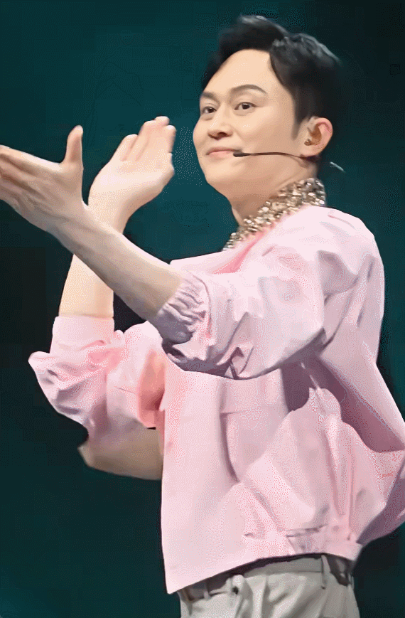55岁的张智霖去上海外滩，给自己的演唱会拍摄花絮，恰巧遇到一群阿姨练习合唱，他主