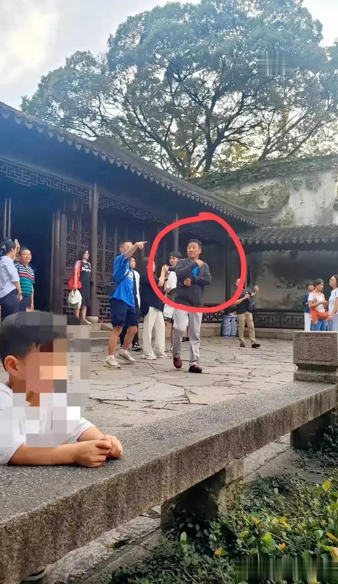 无意间看到的，好像是个大明星，一直想不起来叫什么