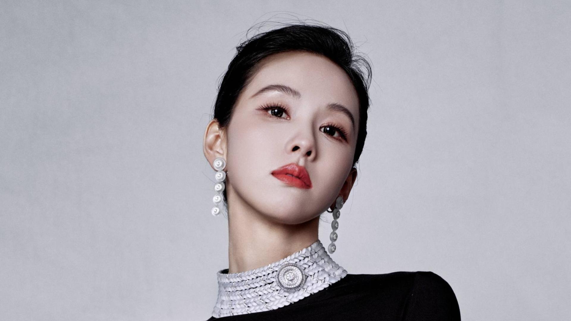 陈都灵上海活动黑天鹅造型引热议，这才是顶级骨相美