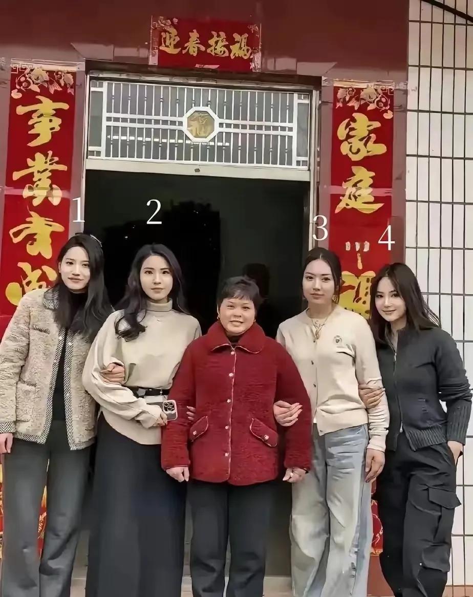 这个妈妈基因也太好了吧，生了四个女儿，个个都美艳动人。 如果让你去相亲，你会选择