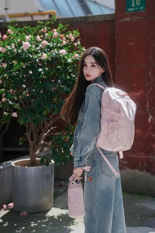 小花街拍封神！牛仔配粉包，这才是春日松弛感天花板。谁懂啊！古力娜扎最新街拍一曝光