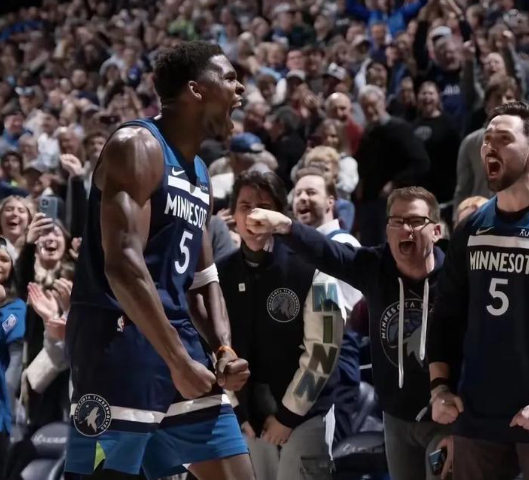 如果这样打下去这个系列赛肯定无了，爱德华兹膝盖伤病没好利索打得差之外，兰德尔状态