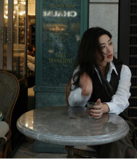 朱珠的魅力在于她打破了审美壁垒，东方的含蓄与西方的热烈在她身上形成了独特的化学反