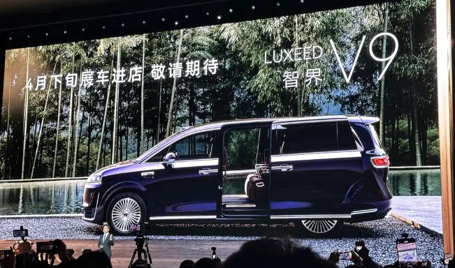 鸿蒙智行首款MPV，智界V9亮相雪鸮智能增程+896线激光雷达
新车亮点解析
一