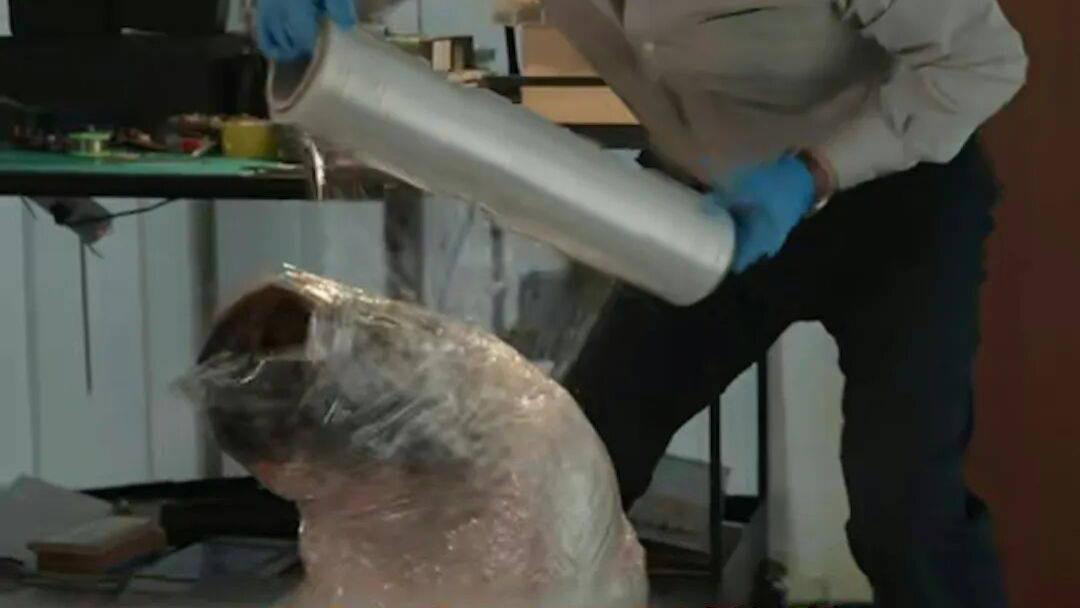 香港知名女星张文慈新剧拍窒息戏，拍到面目全非