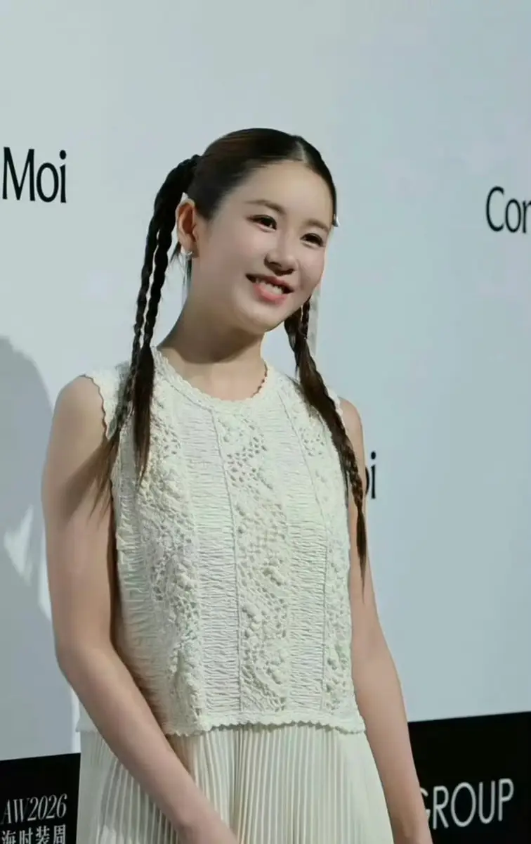 陈赫妻子张子萱久违出席活动 42岁状态超好