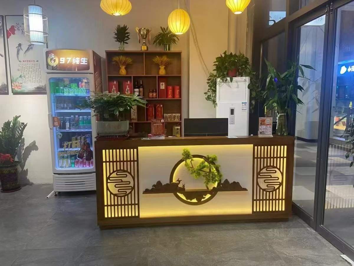 店铺布局必须有一定的内明堂，方便客户咨询，休息，而且具有纳生气的效果。内明堂挑高
