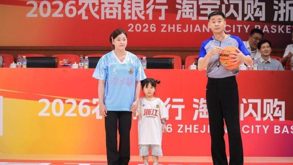 全红婵牵着一个5岁孩子走上球场，这个开球仪式看哭多少人