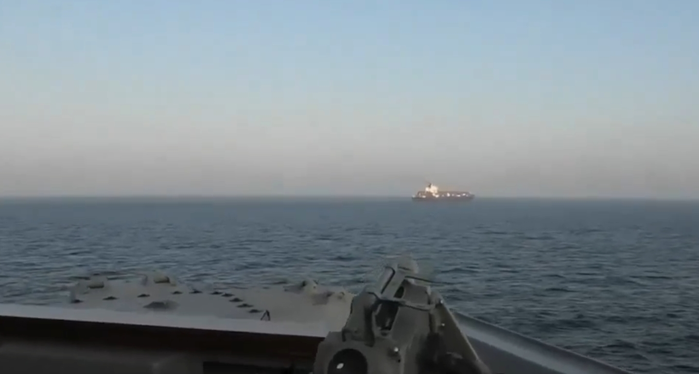 一句话总结：
美军在阿曼湾武力扣押伊朗货船，伊朗认定此举违反停火协议，已明确警告