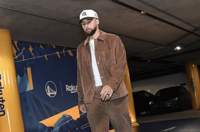 NBA常规赛，因伤缺阵的斯蒂芬-库里在场边接受采访谈到自己“跑步膝”的恢复情况：