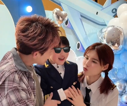 苏醒廖语辰为大儿子庆祝6周岁生日
夫妻俩包下整个游乐场为儿子办了“飞机主题”生日