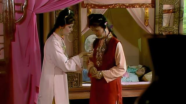 宝玉挨打后，宝钗比黛玉先去探望，是否说明宝钗更重视宝玉？