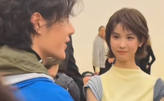 陈都灵在巴黎时装周看王一博的眼神，感觉非常有cp感
陈都灵这造型有奥黛丽赫本的感