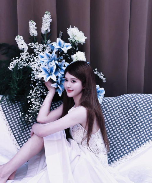 海报边角卷了，思念却愈发清晰