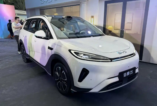 9.79万起双动力可选！比亚迪全新海狮05双车上市
外观方面，新车使用海洋美学设