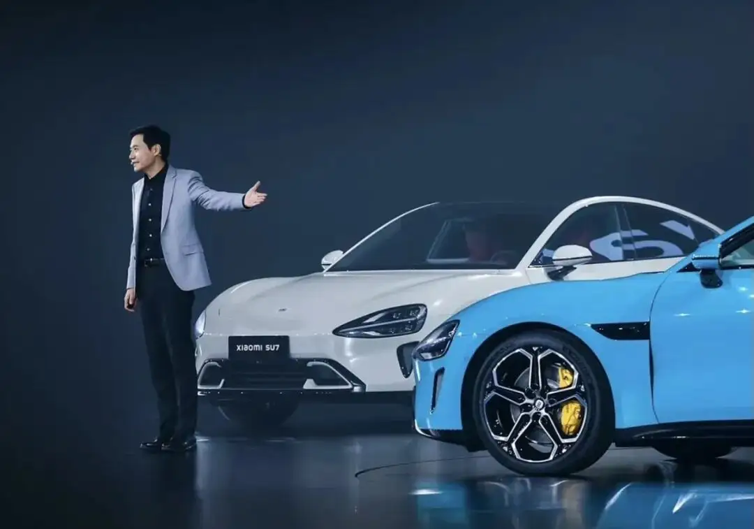 米粉和凑热闹的早买了上代SU7，可以说这波意向用户已饱和。
这场发布会全靠热搜与