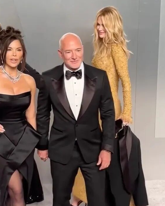 奥斯卡这个名场面太逗了
妮可基德曼脸都没露，
就把努力凹造型的首富夫妇（贝佐斯和