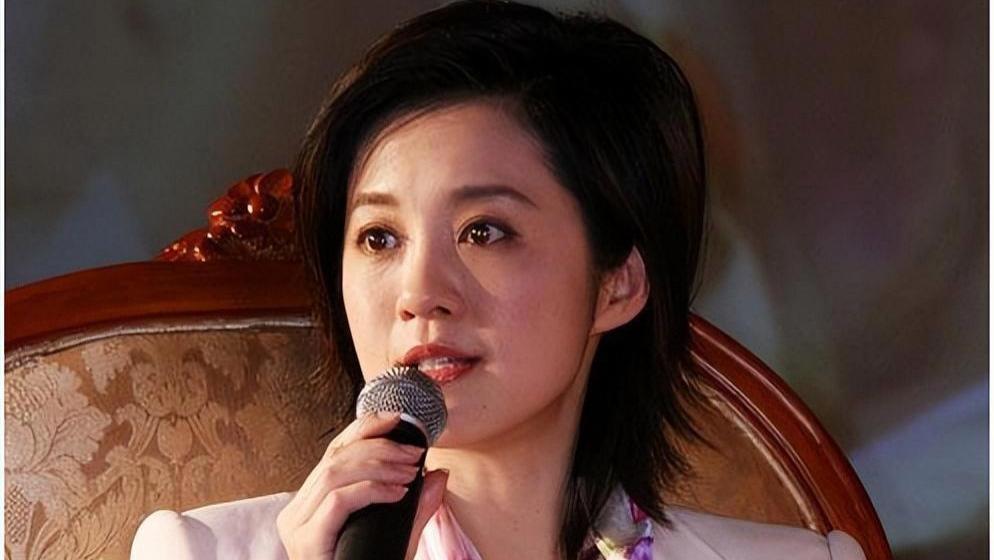 她曾是央视著名主持人，离职后成为“凤凰一姐”，和丈夫前妻做朋友，可为何还总被群嘲？