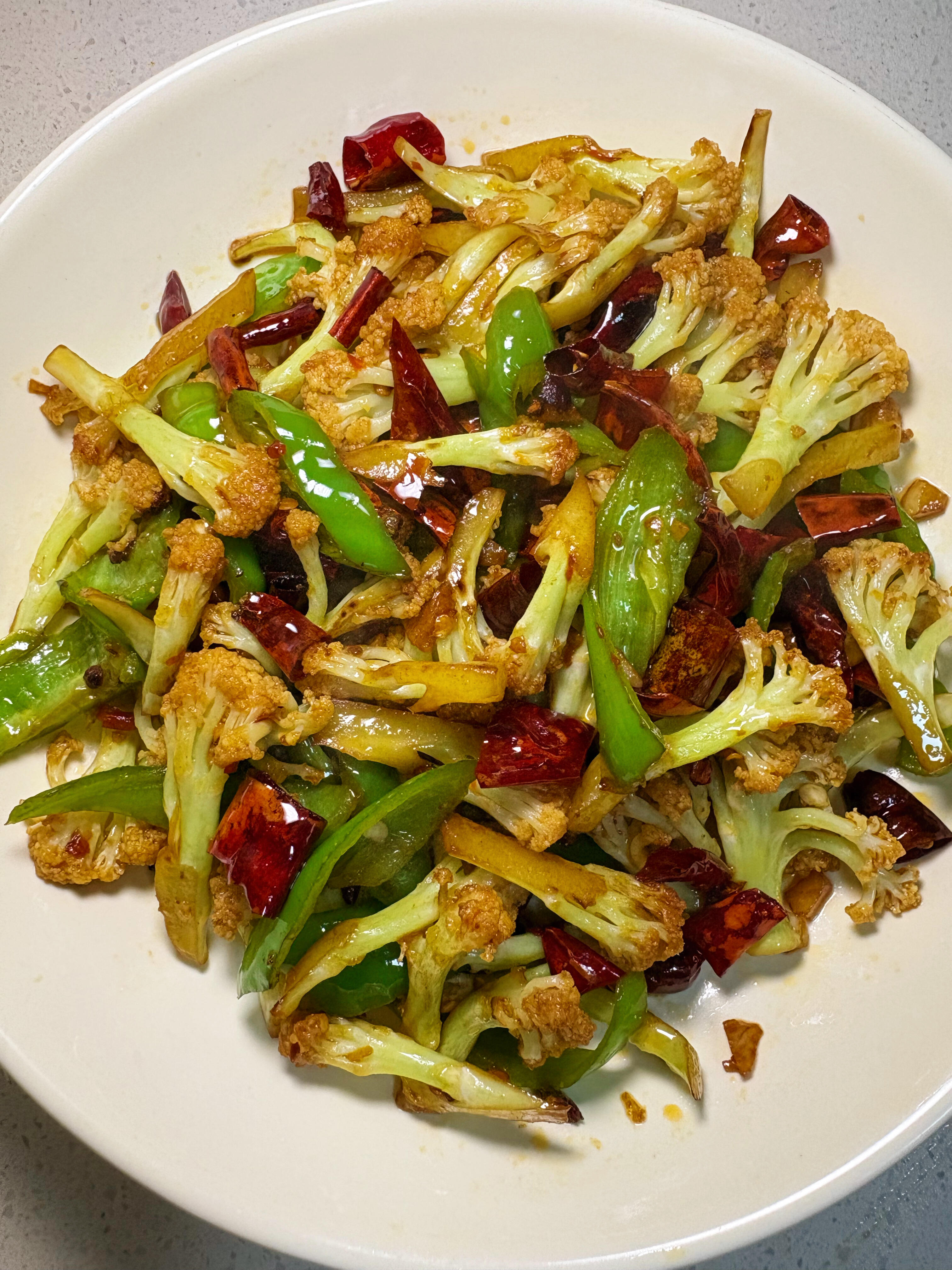 懒人福音！干锅花菜5分钟搞定，香辣下饭超解馋
绝了家人们！干锅花菜这样做，香到舔