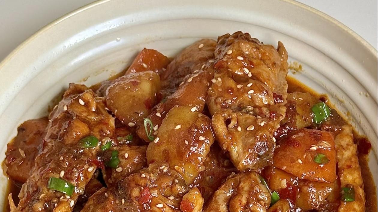 香辣软糯土豆烧鸡翅，一碗酱汁能拌两碗饭