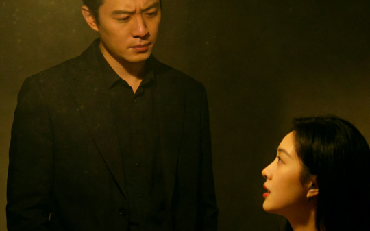 我牵着老黄牛去邻村退婚，姑娘正蹲在猪圈边拌猪食，头也没抬：退婚的话先别提，帮我把这桶猪食抬过去