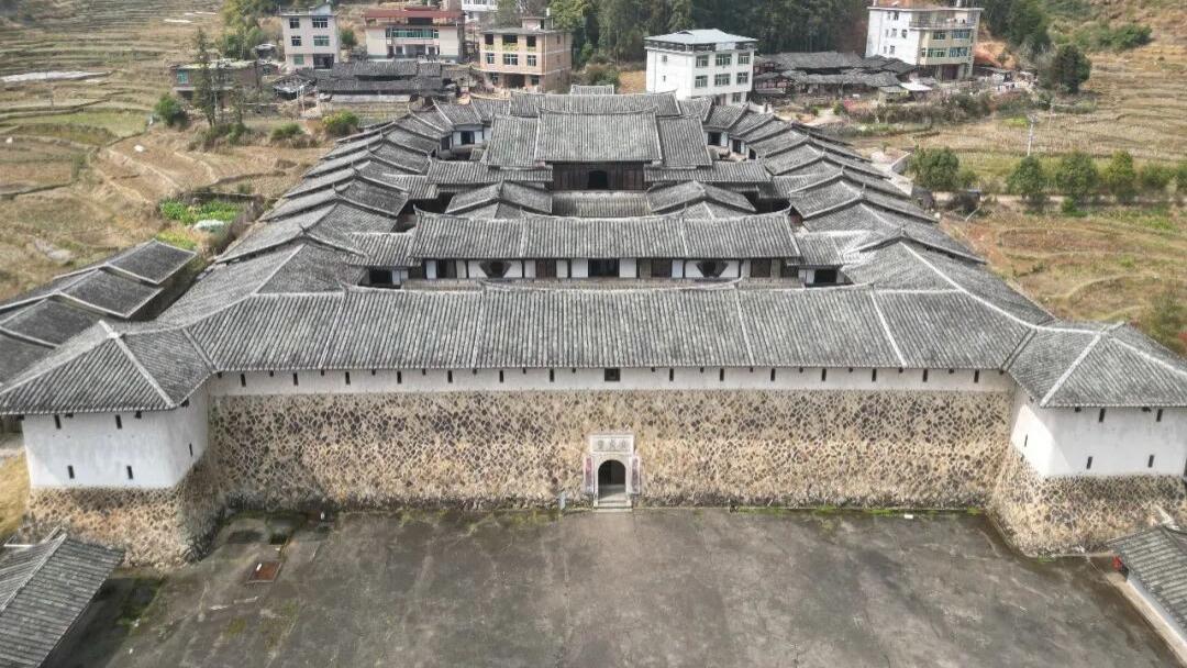 占地约1公顷，耗时14年建成，这座巨型土堡已被国家重点保护！