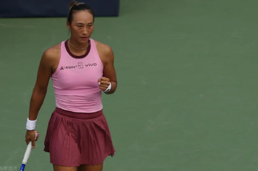 WTA华盛顿站首轮比赛，郑钦文对阵菲律宾小将伊埃拉，先以6-4拿下首盘，后两盘状