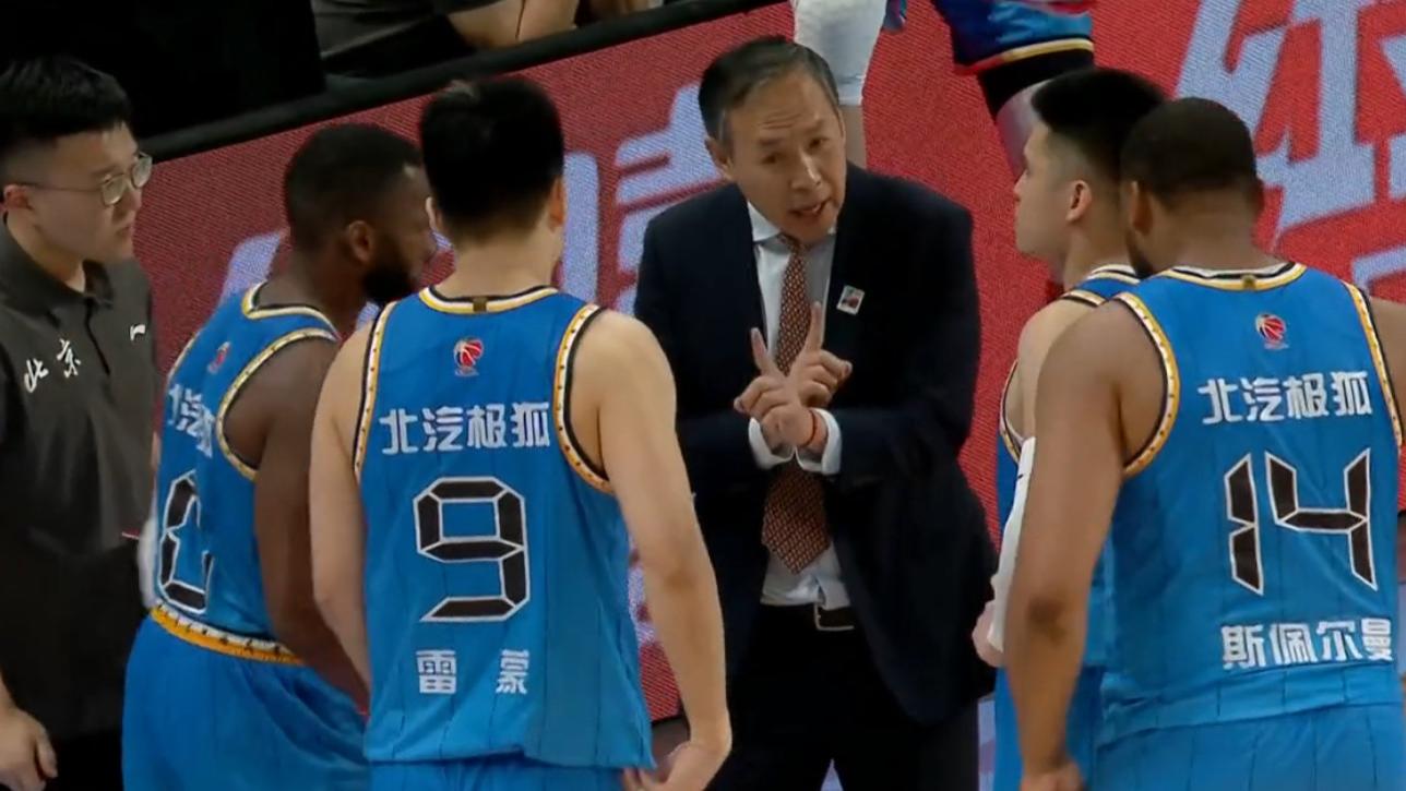 一场83：88看清京沪2队底色！名记一针见血，杜锋王博这下头大了