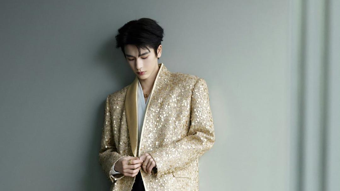 张凌赫金色西装？