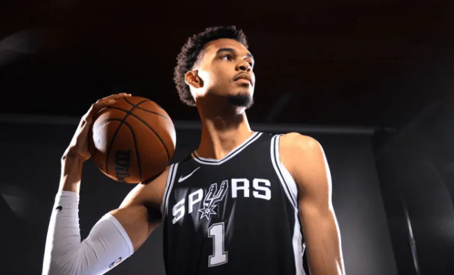 前NBA球员德怀特-霍华德在接受采访时谈到了文班亚马在22岁时首次闯入NBA总决