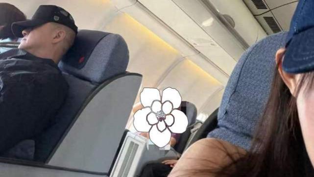 李亚鹏债务好转限高已解除，坐商务舱被偶遇，压低帽檐睡觉很惬意