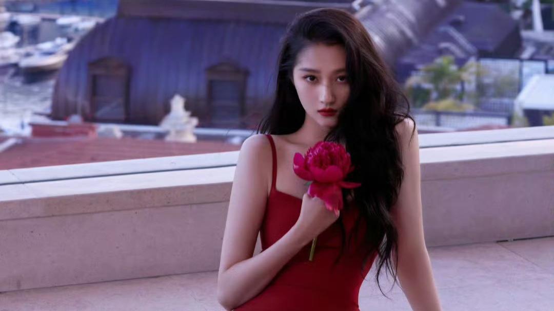 关晓彤比例没有拉腿的义务：108cm长腿背后的审美觉醒